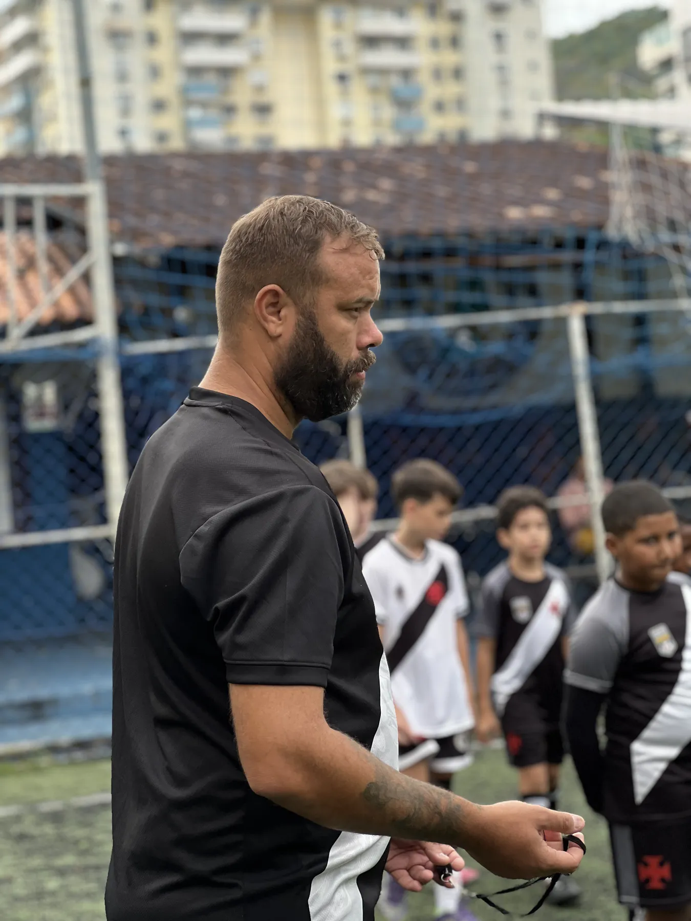 Treinador da Vasco Academy orientando os alunos