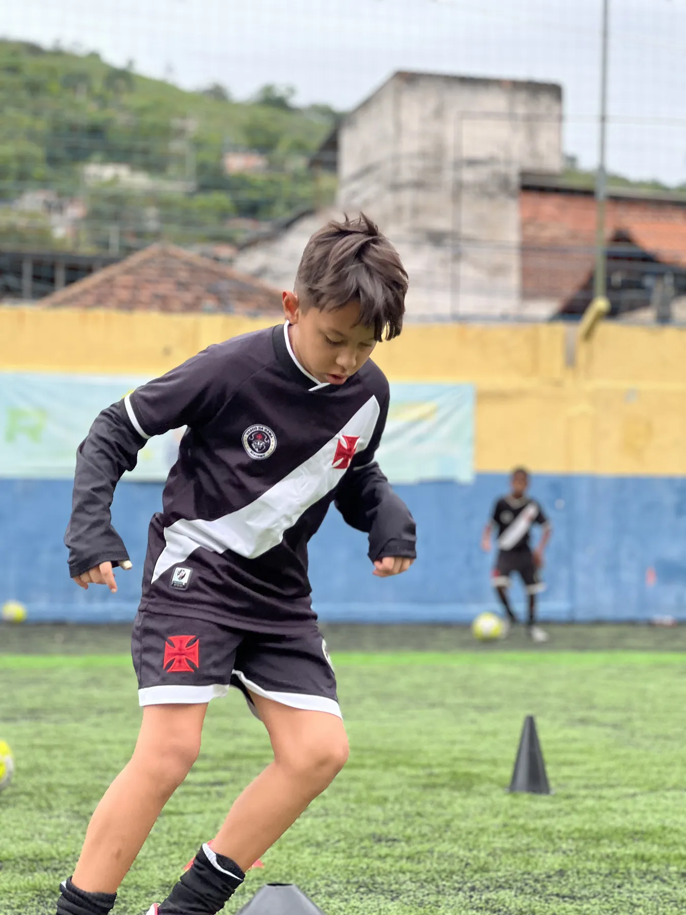 Aluno da Vasco Academy em circuito técnico com cones